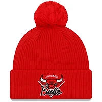 New Era Red Chicago Bulls 2021 NBA Tip-Off pour homme - Bonnet en tricot à revers avec pompon couleur de l'équipe
