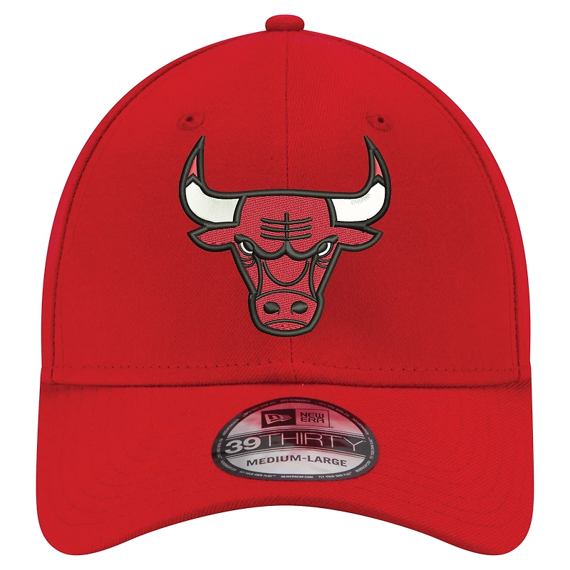 Casquette flexible 39THIRTY couleur officielle de l'équipe des Chicago Bulls New Era pour hommes, rouge