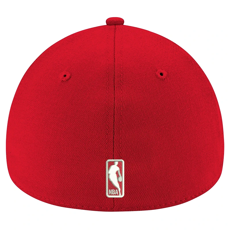 Casquette flexible 39THIRTY couleur officielle de l'équipe des Chicago Bulls New Era pour hommes, rouge
