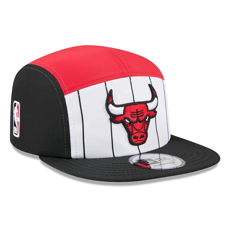 Casquette ajustable New Era blanche/noire Chicago Bulls 2025 NBA Tip Off Camper pour homme