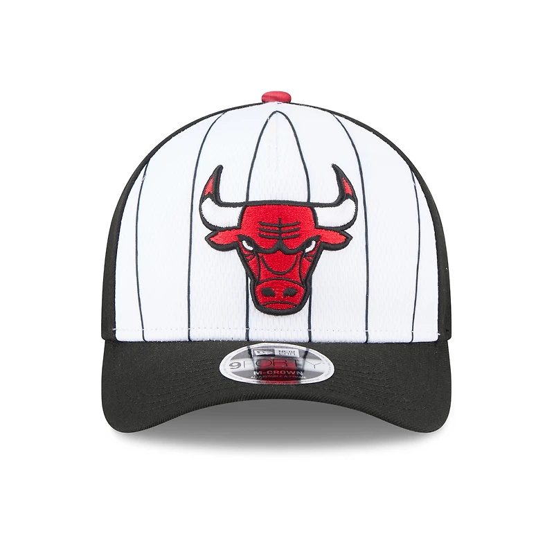 Casquette ajustable New Era blanche/noire Chicago Bulls 2025 NBA Tip Off M-Crown A-Frame 9FORTY pour homme