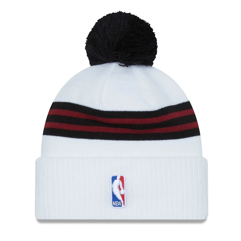 Bonnet en tricot à revers pour homme New Era Chicago Bulls City Edition blanc avec pompon