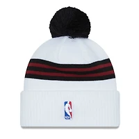 Bonnet en tricot à revers pour homme New Era Chicago Bulls City Edition blanc avec pompon