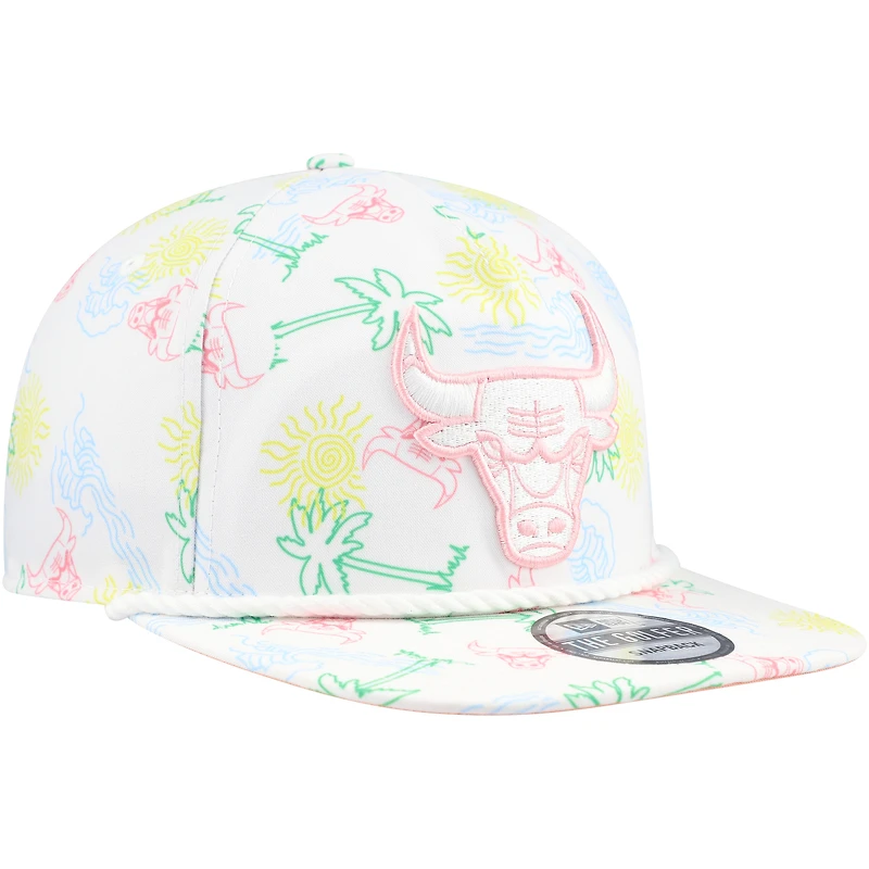 Casquette réglable de golfeur New Era pour hommes, Chicago Bulls, palmiers et vagues, blanche