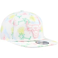 Casquette réglable de golfeur New Era pour hommes, Chicago Bulls, palmiers et vagues, blanche