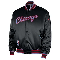 Veste bomber Nike Chicago Bulls City édition Remix Courtside noire pour homme, 2025/26, fermeture à boutons-pression.