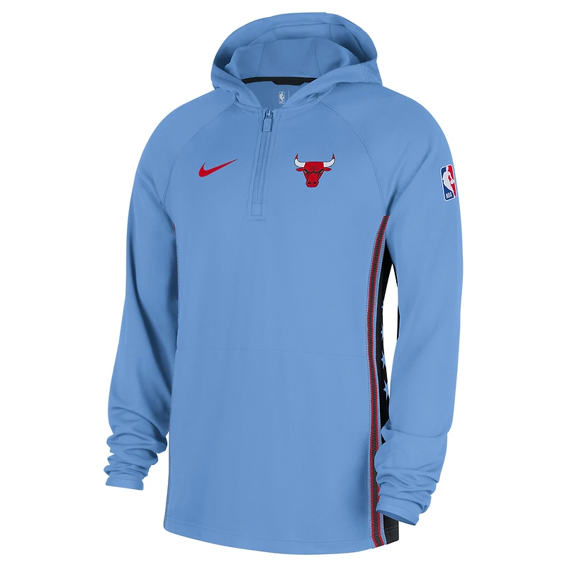 Veste à capuche Nike City Edition Remix Authentic Chicago Bulls 2025/26 bleu clair pour homme, fermeture éclair au quart, technologie Dri-FIT.