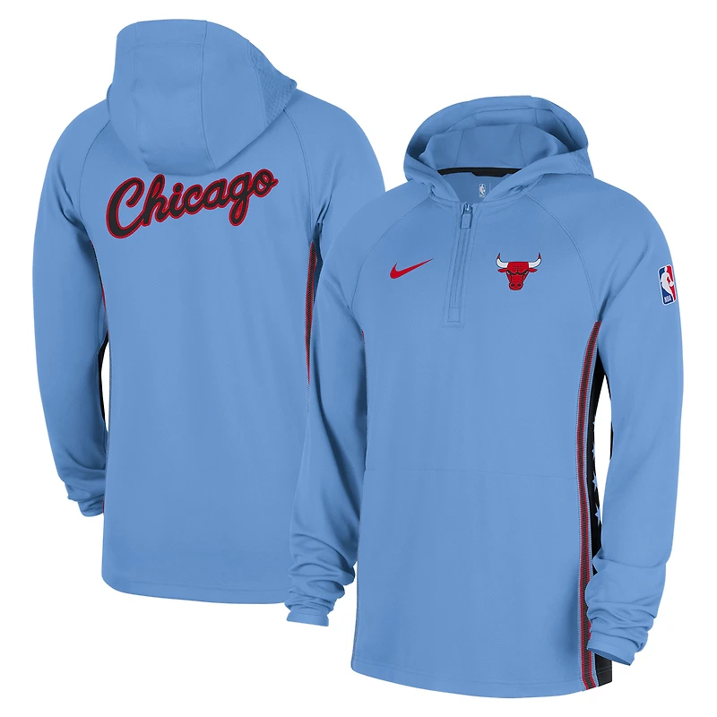 Veste à capuche Nike City Edition Remix Authentic Chicago Bulls 2025/26 bleu clair pour homme, fermeture éclair au quart, technologie Dri-FIT.