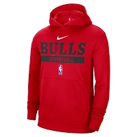 Performance d'entraînement sur le terrain Spotlight Nike Red Chicago Bulls 2022/23 pour homme - Sweat à capuche