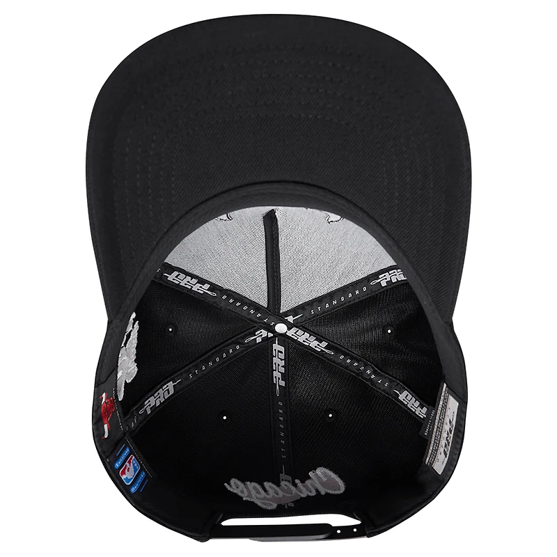 Casquette Snapback Pro Standard noire Chicago Bulls Paint the City Pinch Front pour hommes