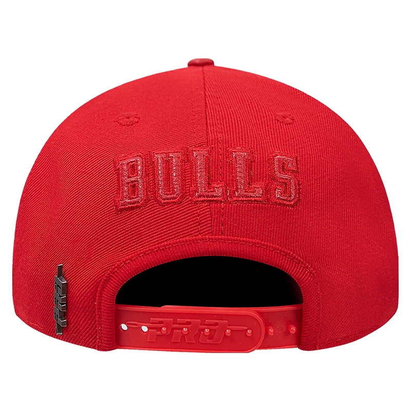 Casquette Snapback triple ton sur ton Pro Standard Red Chicago Bulls pour hommes
