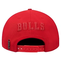 Casquette Snapback triple ton sur ton Pro Standard Red Chicago Bulls pour hommes