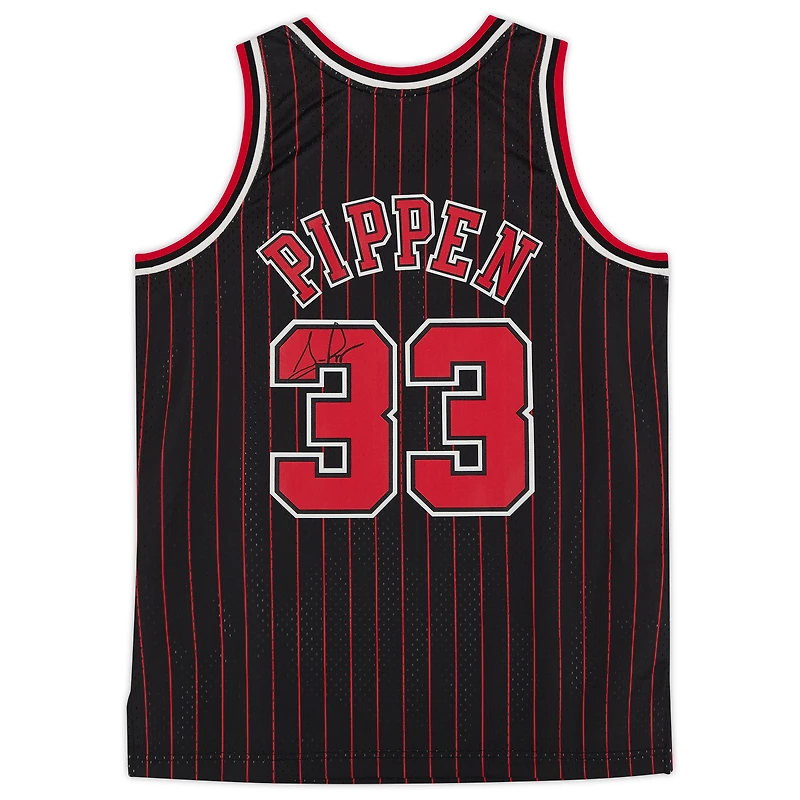 Maillot Swingman à rayures noires autographié par Scottie Pippen des Chicago Bulls Mitchell & Ness 1995-96