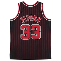 Maillot Swingman à rayures noires autographié par Scottie Pippen des Chicago Bulls Mitchell & Ness 1995-96