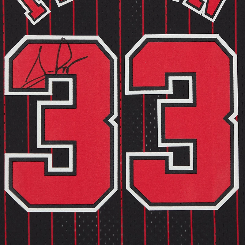 Maillot Swingman à rayures noires autographié par Scottie Pippen des Chicago Bulls Mitchell & Ness 1995-96