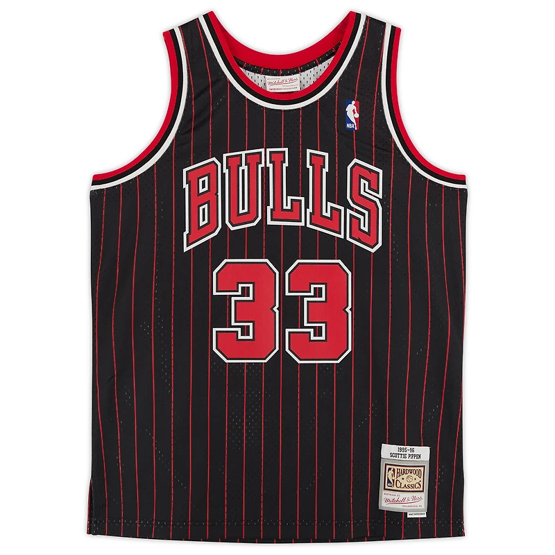 Maillot Swingman à rayures noires autographié par Scottie Pippen des Chicago Bulls Mitchell & Ness 1995-96