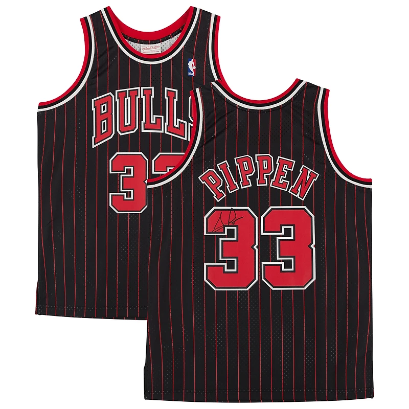 Maillot Swingman à rayures noires autographié par Scottie Pippen des Chicago Bulls Mitchell & Ness 1995-96