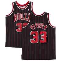 Maillot Swingman à rayures noires autographié par Scottie Pippen des Chicago Bulls Mitchell & Ness 1995-96