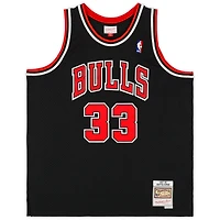Maillot Swingman dédicacé Mitchell & Ness par Scottie Pippen des Chicago Bulls 1997-98 noir