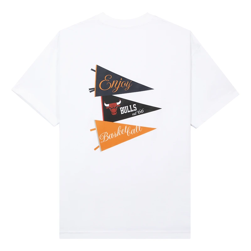 T-shirt unisexe blanc « Enjoy Basketball x Chicago Bulls » de la collection capsule « Enthusiast »