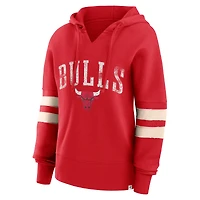 Sweat à capuche rouge Fanatics Chicago Bulls Bold Move Dolman col en V pour femmes