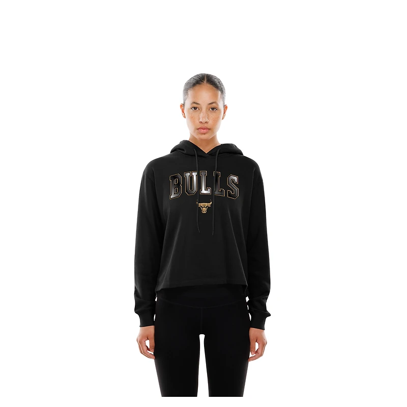 Sweat à capuche noir New Era Chicago Bulls Glam Game dos ouvert pour femme