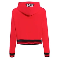 Sweat à capuche court Pro Standard Red Chicago Bulls Script Tail pour femmes