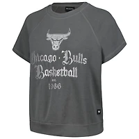 Sweat-shirt à manches courtes raglan en polaire brodée The Wild Collective pour femmes, gris, Chicago Bulls