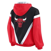 Veste coupe-vent à capuche entièrement zippée et colorblock noire/rouge des Chicago Bulls pour femme par Erin Andrews