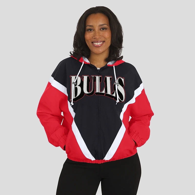 Veste coupe-vent à capuche entièrement zippée et colorblock noire/rouge des Chicago Bulls pour femme par Erin Andrews