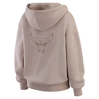 Pull ras du cou délavé marron clair des Chicago Bulls pour femme par Erin Andrews
