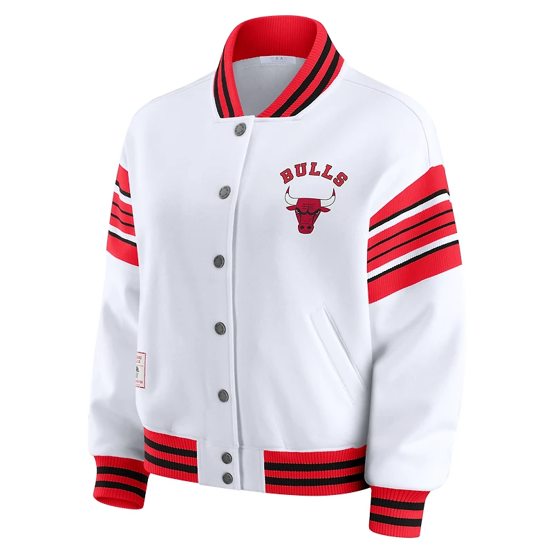 Sweat-shirt en polaire blanc à boutons-pression pour femme WEAR by Erin Andrews des Chicago Bulls