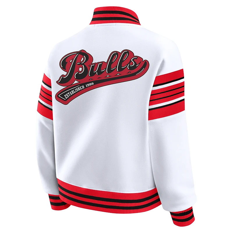 Sweat-shirt en polaire blanc à boutons-pression pour femme WEAR by Erin Andrews des Chicago Bulls