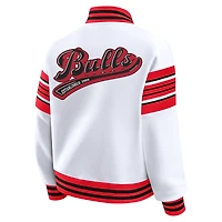Sweat-shirt en polaire blanc à boutons-pression pour femme WEAR by Erin Andrews des Chicago Bulls