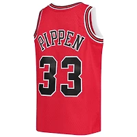 Maillot Swingman Mitchell & Ness Scottie Pippen rouge Chicago Bulls 1997-98 Hardwood Classics pour jeune