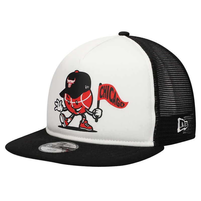 Casquette snapback New Era 9FIFTY pour jeunes, blanche et noire, à l'effigie de la mascotte des Chicago Bulls.