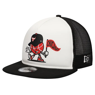 Casquette snapback New Era 9FIFTY pour jeunes, blanche et noire, à l'effigie de la mascotte des Chicago Bulls.
