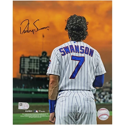 Photographie autographiée de 8" x 10" de Dansby Swanson, debout sous le coucher du soleil, Chicago Cubs