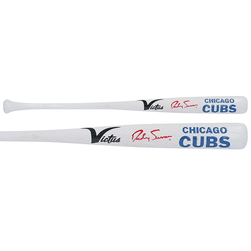 Bâton miniature Victus autographié par Dansby Swanson, joueur des Cubs de Chicago, avec identification de l'équipe.