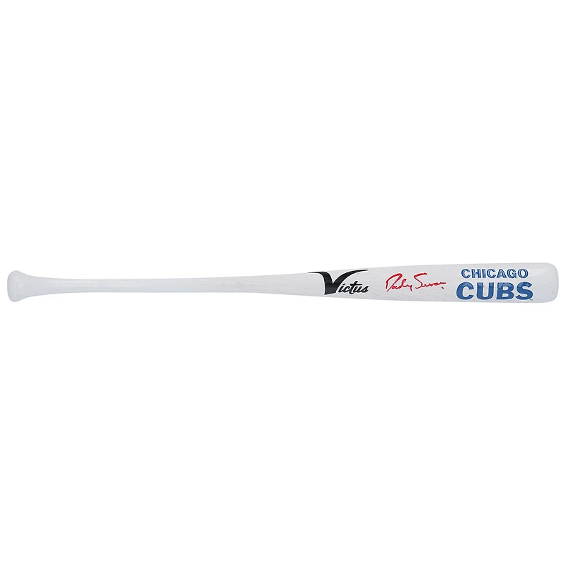 Bâton miniature Victus autographié par Dansby Swanson, joueur des Cubs de Chicago, avec identification de l'équipe.