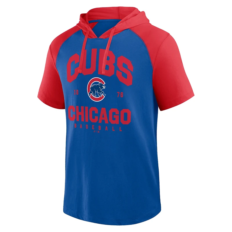 T-shirt à capuche et manches courtes raglan pour homme avec logo Athletic Royal des Chicago Cubs