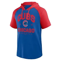 T-shirt à capuche et manches courtes raglan pour homme avec logo Athletic Royal des Chicago Cubs