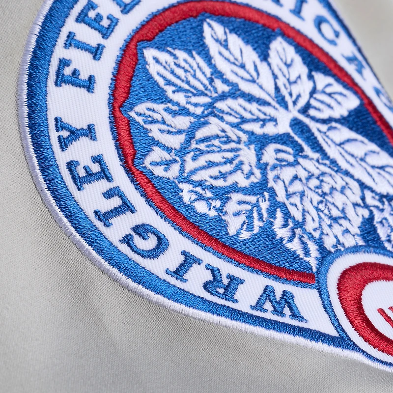 Veste Mitchell & Ness grise pour homme, modèle Thunderstorm de l'entraîneur-chef des Chicago Cubs, en satin léger à boutons-pression.