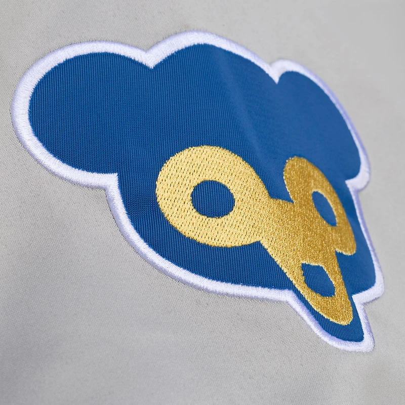 Veste Mitchell & Ness grise pour homme, modèle Thunderstorm de l'entraîneur-chef des Chicago Cubs, en satin léger à boutons-pression.