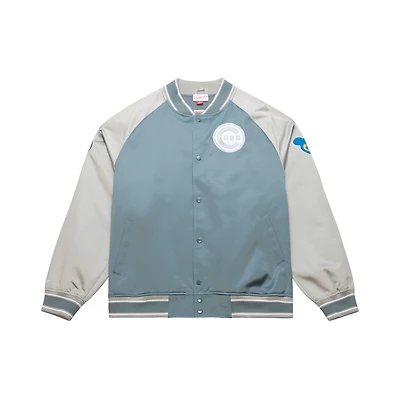 Veste Mitchell & Ness grise pour homme, modèle Thunderstorm de l'entraîneur-chef des Chicago Cubs, en satin léger à boutons-pression.