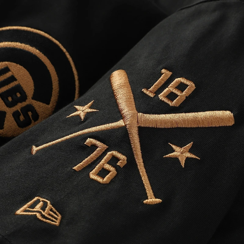 T-shirt New Era noir pour homme, logo bronze des Cubs de Chicago avec croix et chauves-souris.