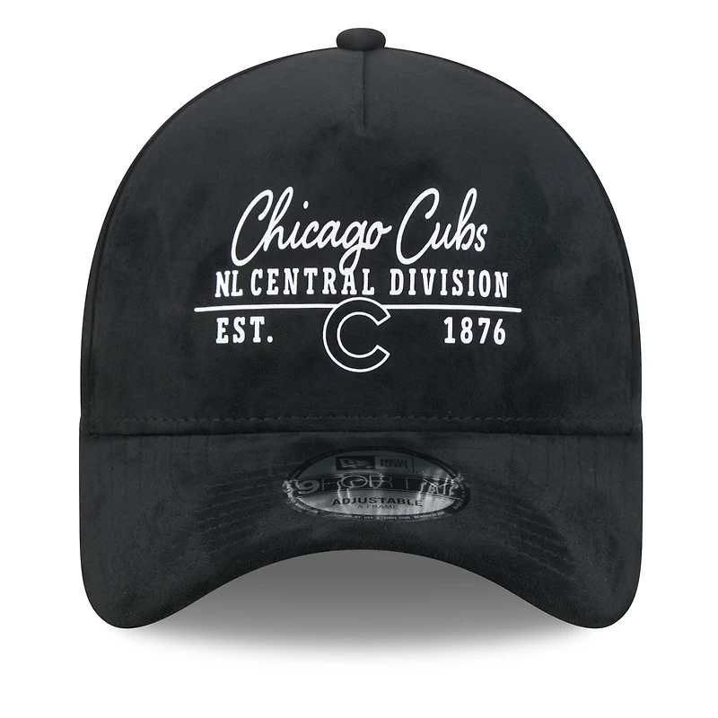 Casquette ajustable New Era 9FORTY noire Chicago Cubs avec inscription manuscrite.