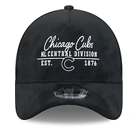 Casquette ajustable New Era 9FORTY noire Chicago Cubs avec inscription manuscrite.
