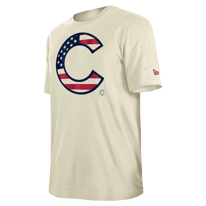 T-shirt crème New Era pour hommes des Chicago Cubs Americana Flag Fill