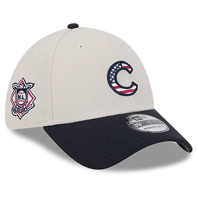 Casquette flexible 39THIRTY du 4 juillet 2024 New Era pour hommes, kaki/noir, Chicago Cubs